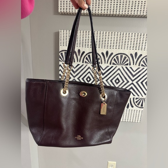 Coach Turnlock Chain Tote Burgundy Pebble Leather - Picture 2 of 12